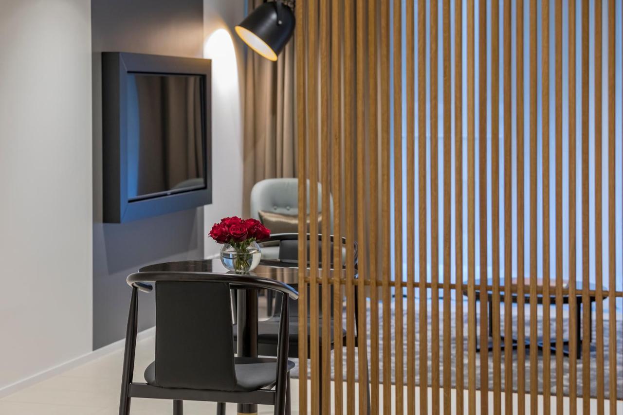 Skye Suites Sidney Dış mekan fotoğraf A room divider
