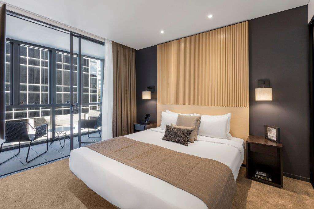 Skye Suites Sidney Oda fotoğraf A bedroom at the hotel