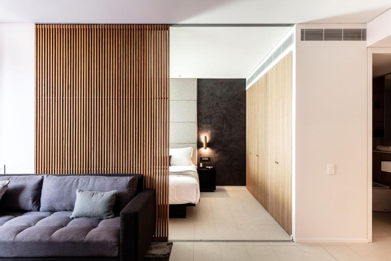Skye Suites Sidney Dış mekan fotoğraf A sliding door